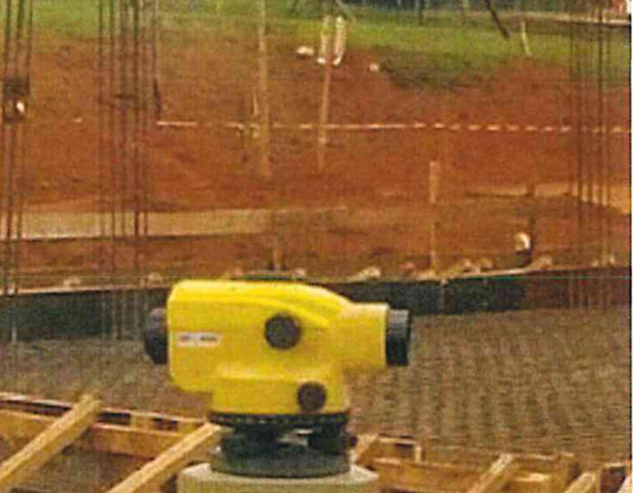 Automatic level and staff
